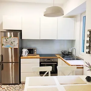 Lilly Apartment Split